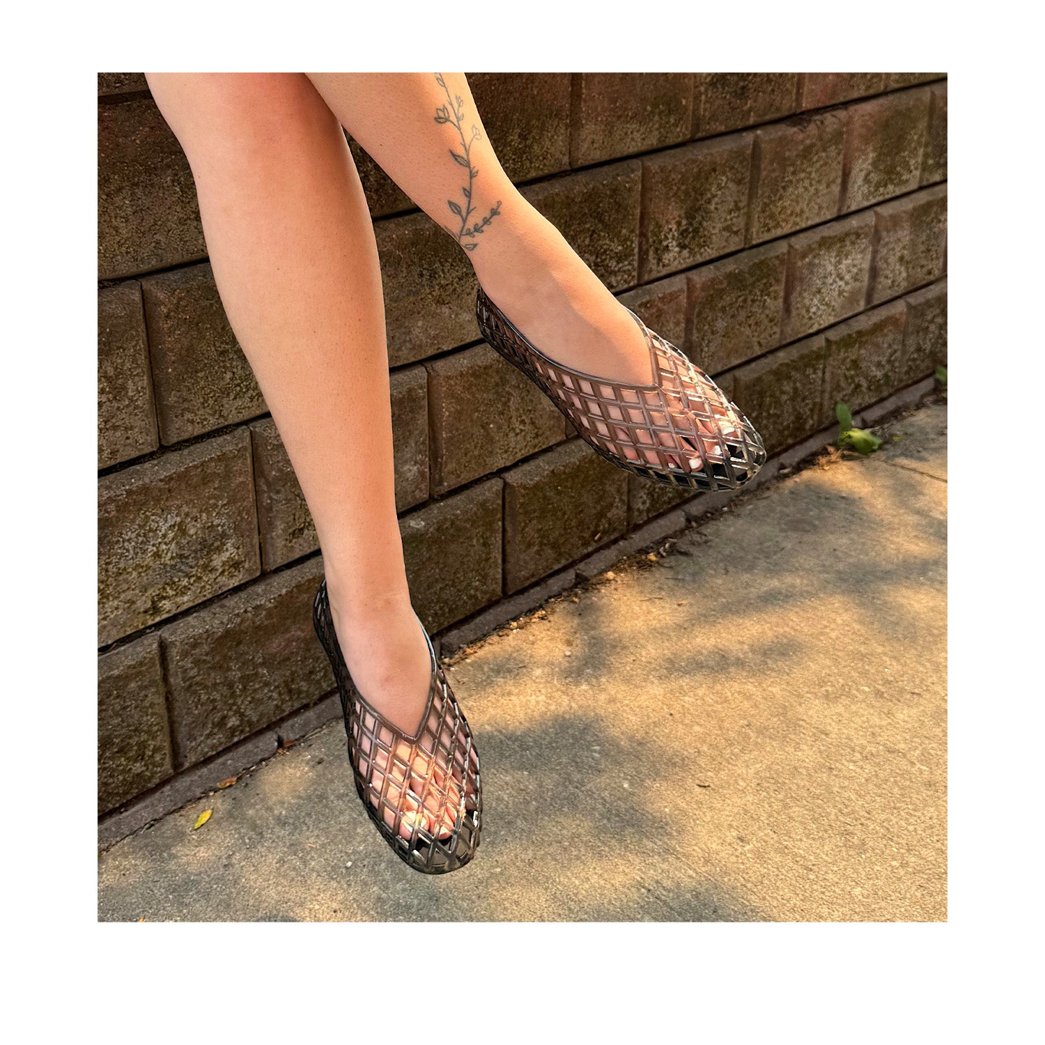 Grahame James Women's Geneva Jelly Flat in Black