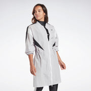 Veste tissée Reebok pour femme, gris standard. Application d'entraînement Reebok pour femme.