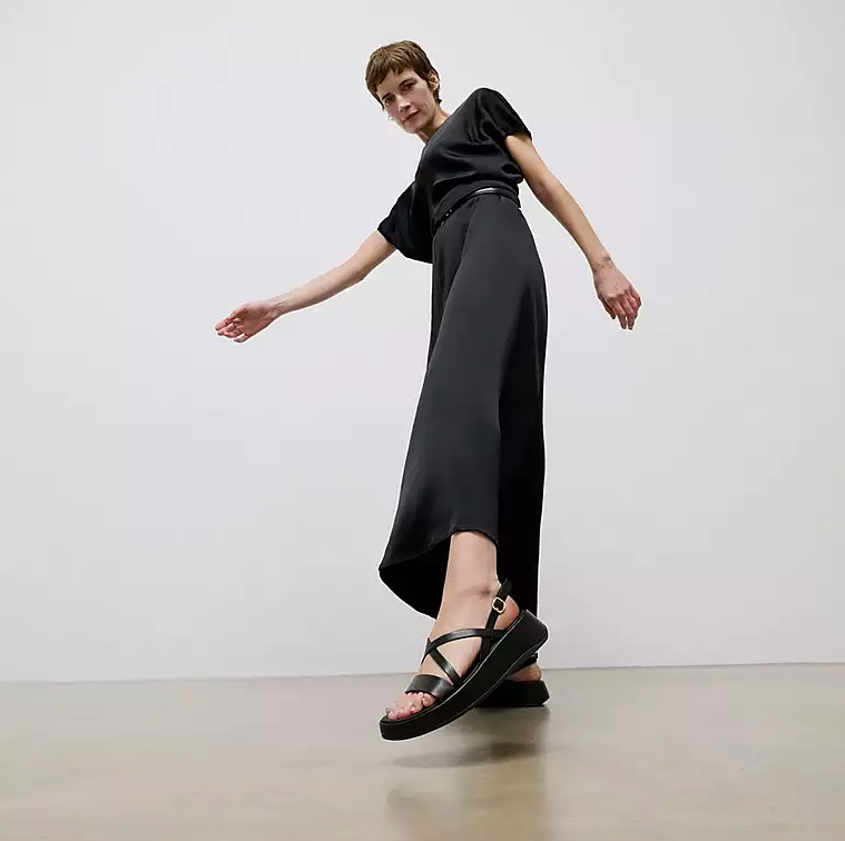 Sandales Fitflop pour femme, en cuir noir avec bride arrière.
