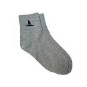 Chaussettes d'Halloween duveteuses avec chapeau de sorcière gris