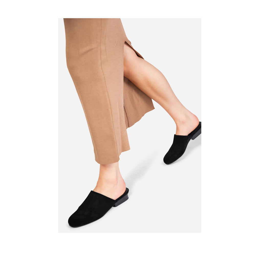 Toucher féminin intentionnellement vierge en noir