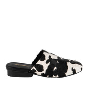 Toucher intentionnellement vide de femmes dans une vache