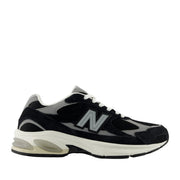 New Balance Unisex 2010 in Black/Shadow Grey/Sea Salt
