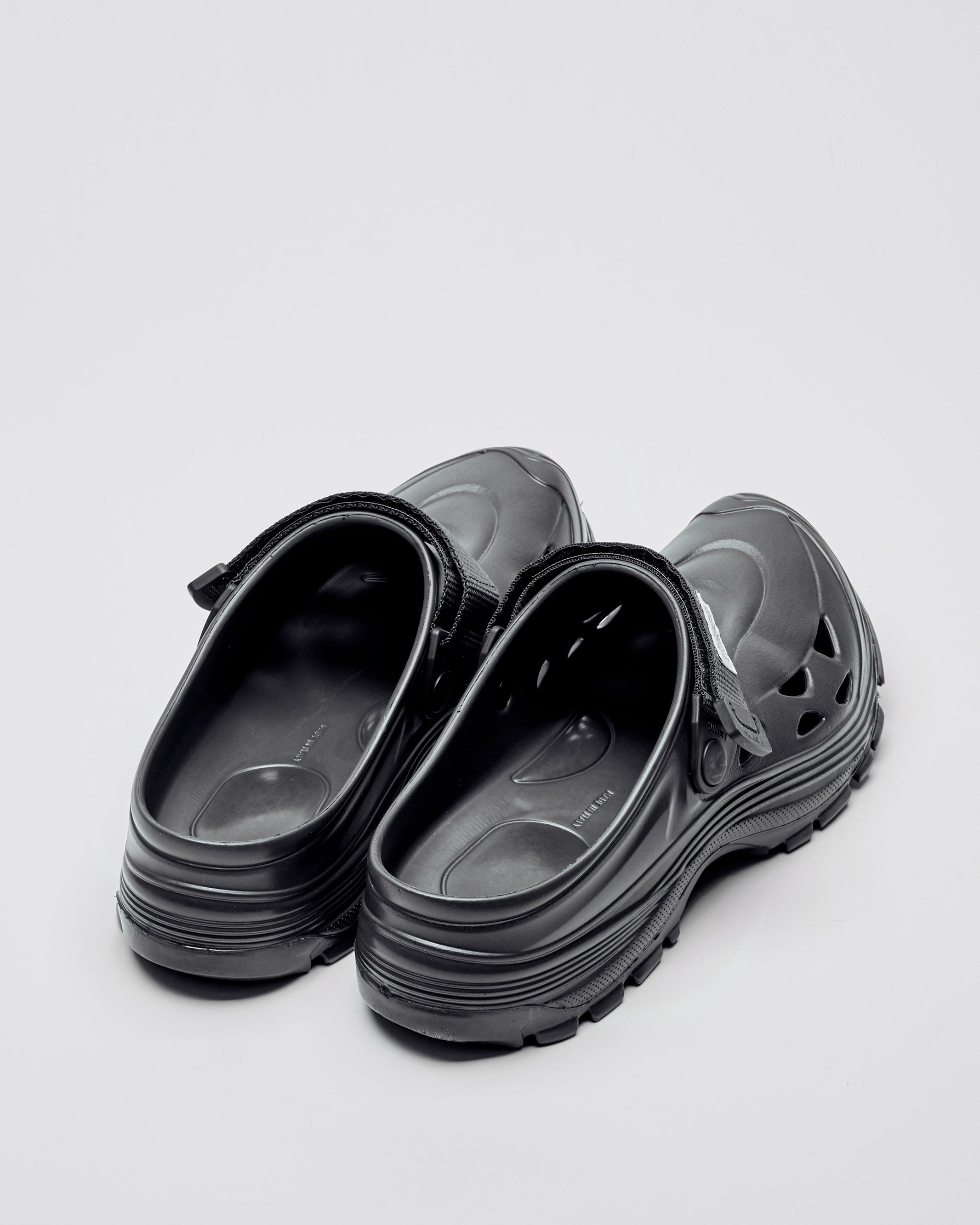 Suicoke Unisex Mok in Black