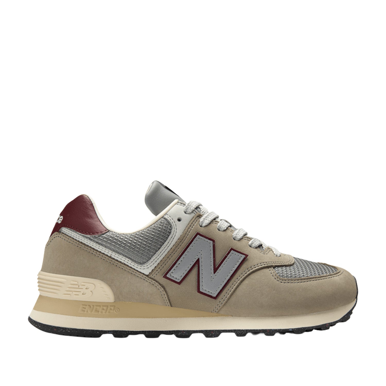 New Balance 574 unisexe en coloris Arid Stone avec logo Monarch Burgundy