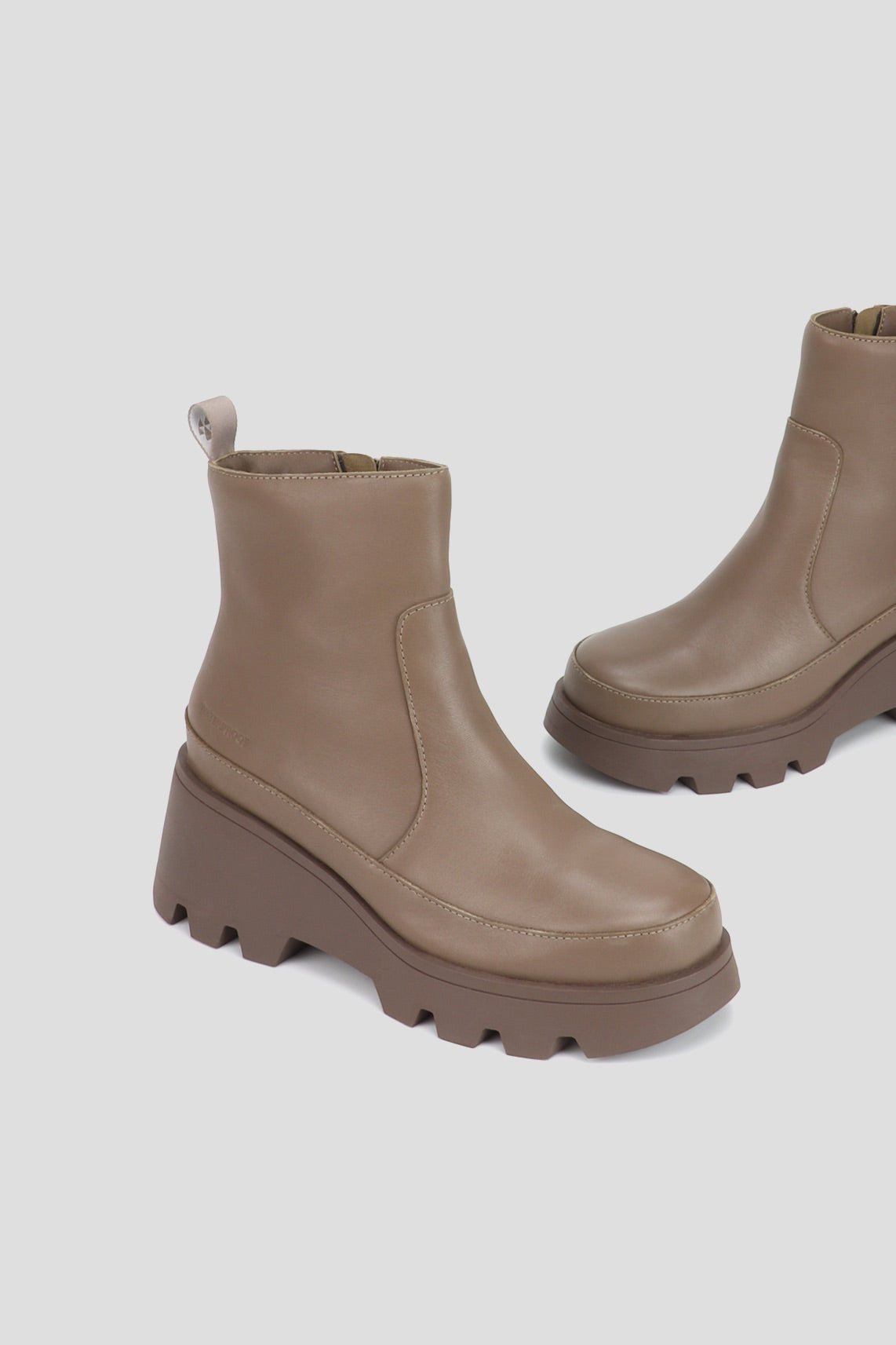 Cougar Women's Villa In Almond