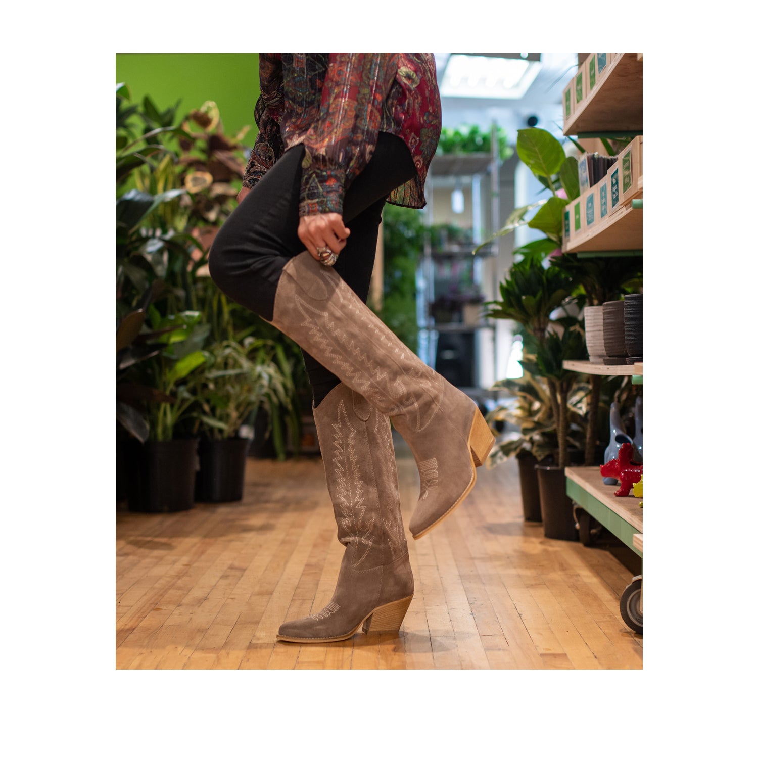 Bottes Dallas Texan pour femmes de Kali Shoes, en daim taupe