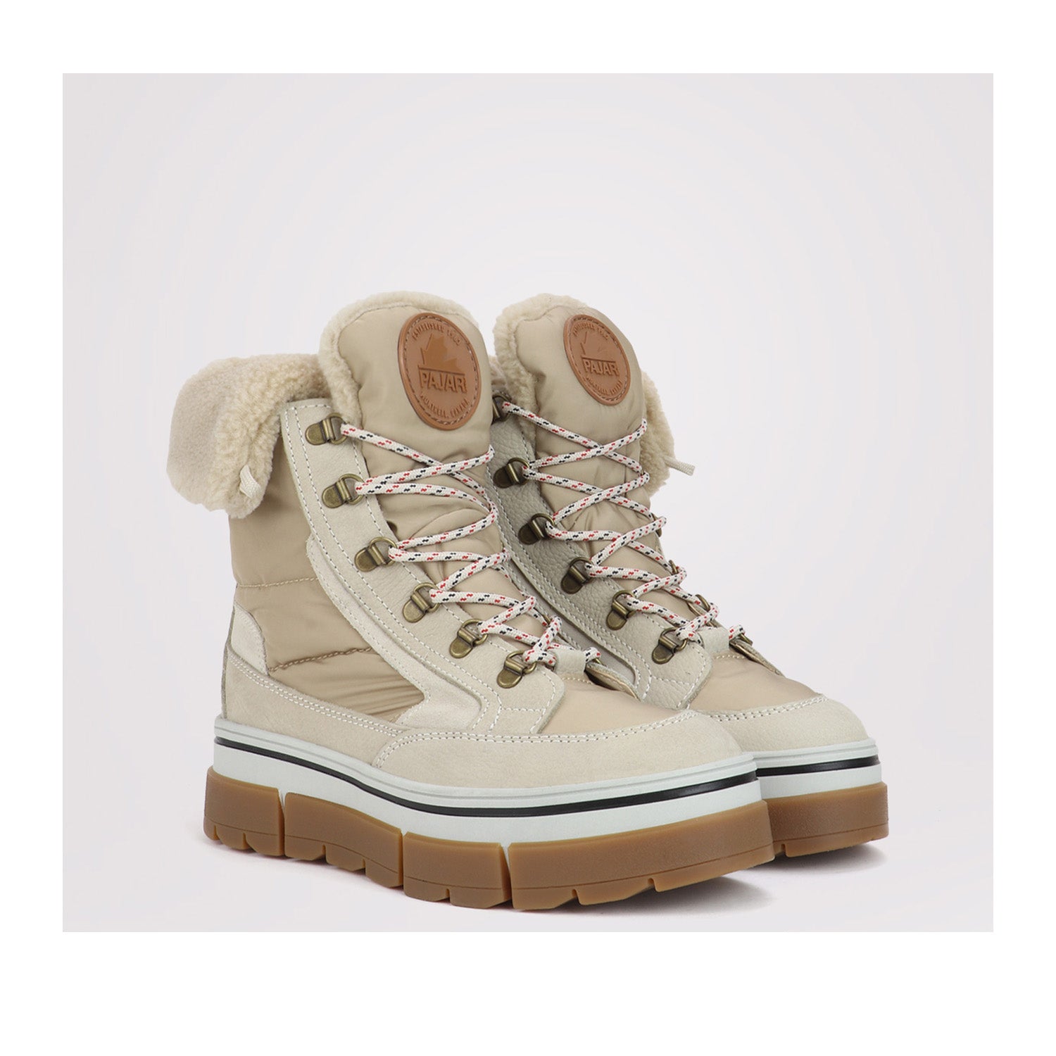 Henta des femmes Pajar dans le sable