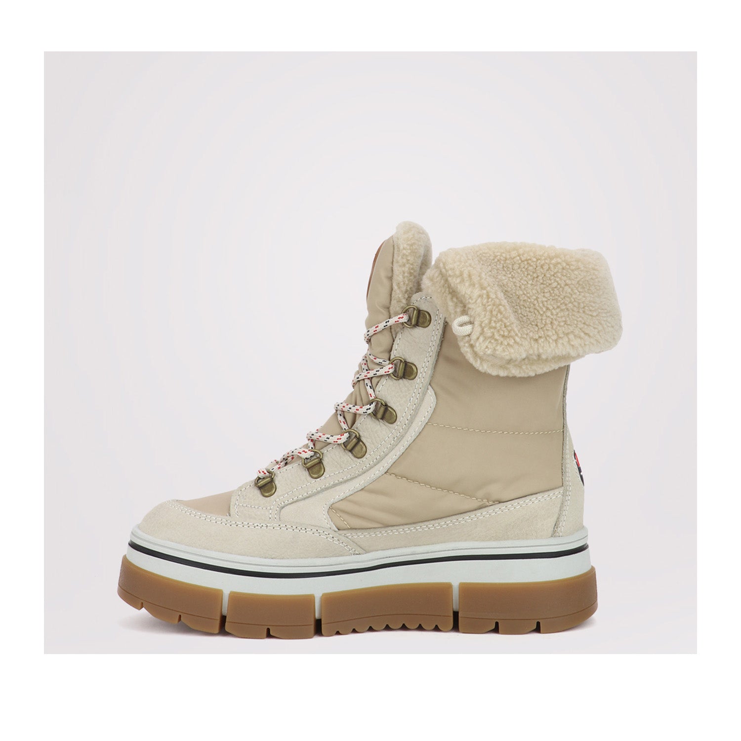 Henta des femmes Pajar dans le sable