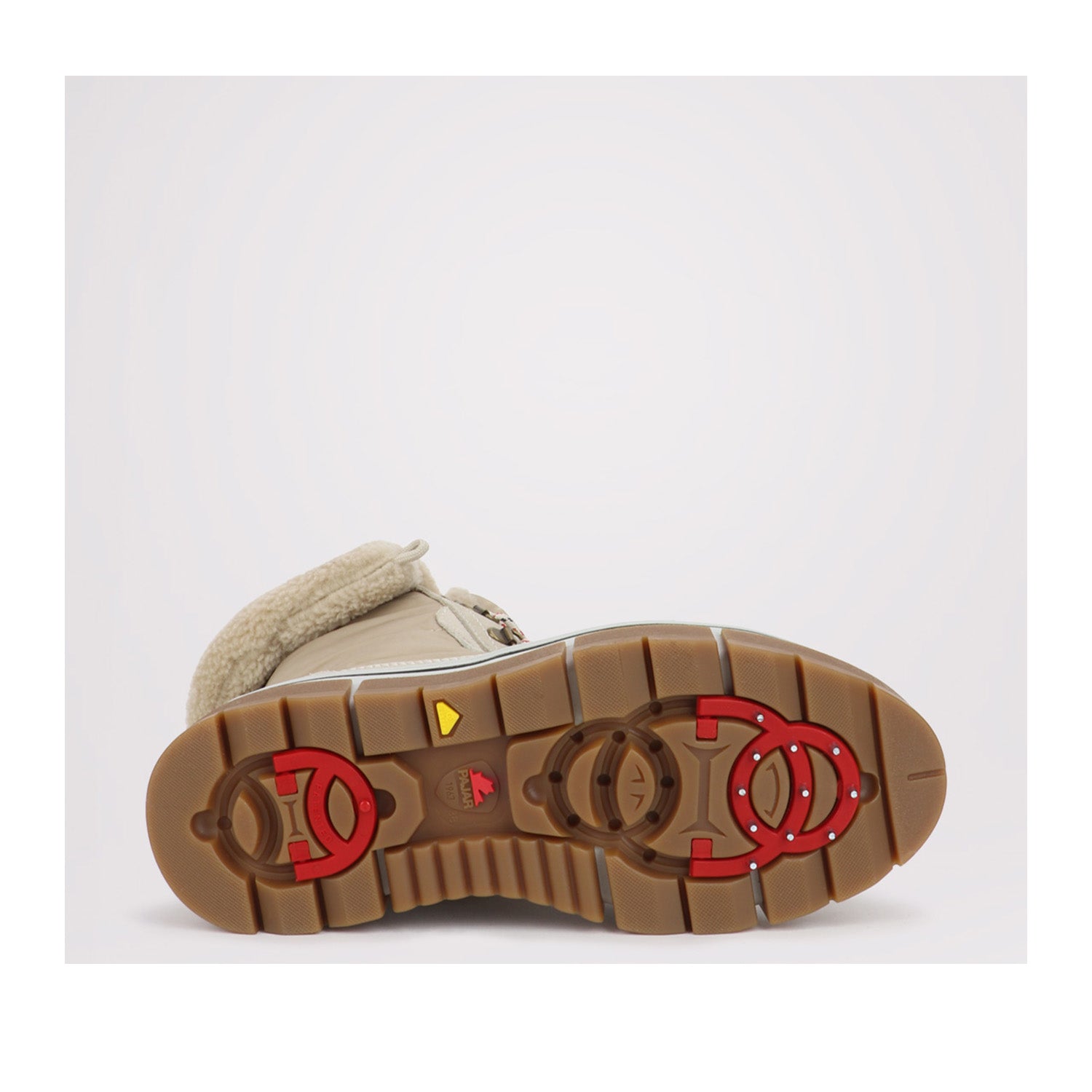 Henta des femmes Pajar dans le sable